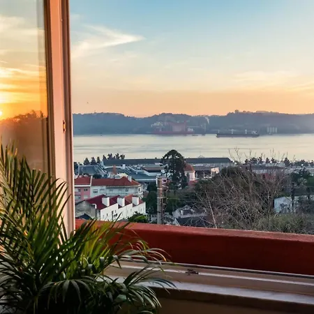 Terrace & River View Retreat Апартаменты