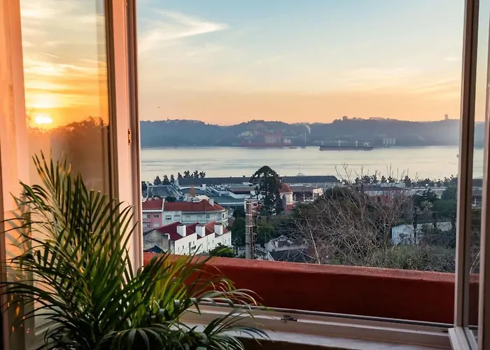 Terrace & River View Retreat Apartament